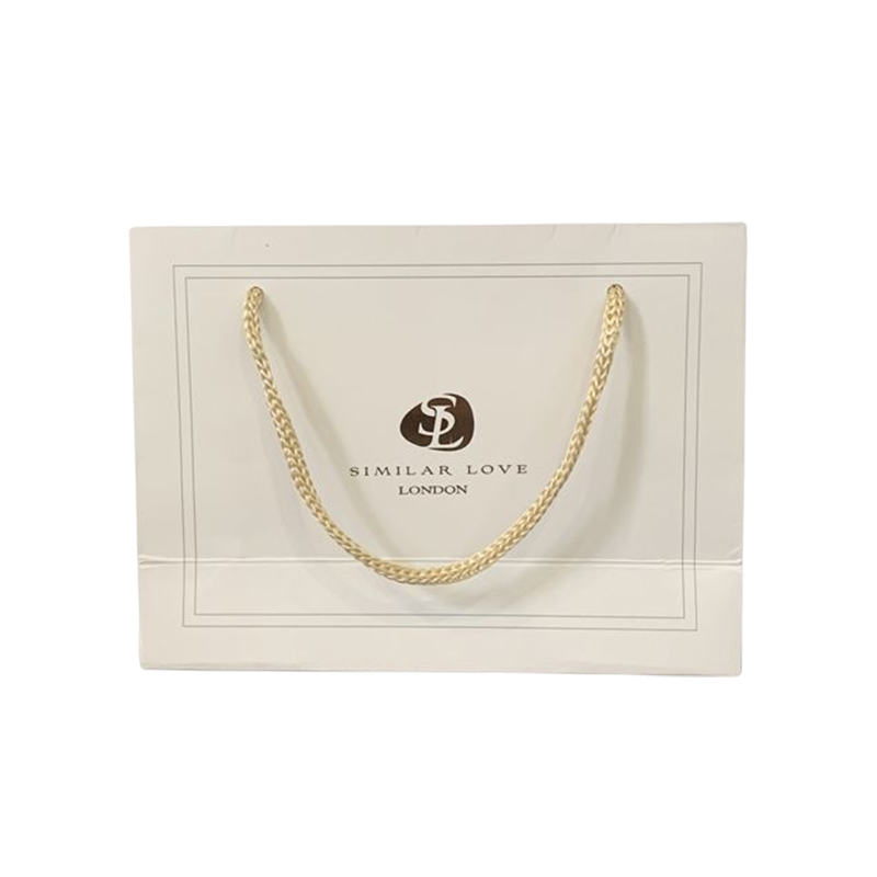 Mini sacchetto regalo piccolo con logo personalizzato in lamina d'oro. Sacchetto di carta per gioielli boutique di lusso